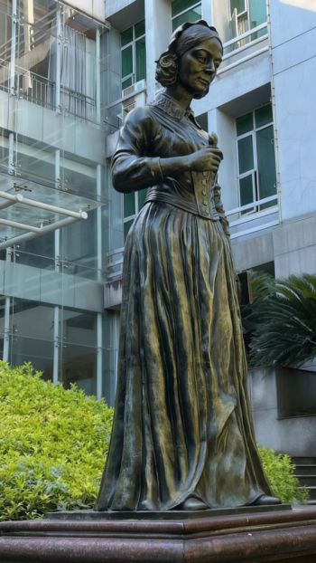 玻璃鋼南丁格爾雕塑