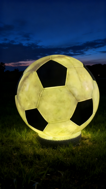 半透明玻璃鋼發光足球雕塑 (4)